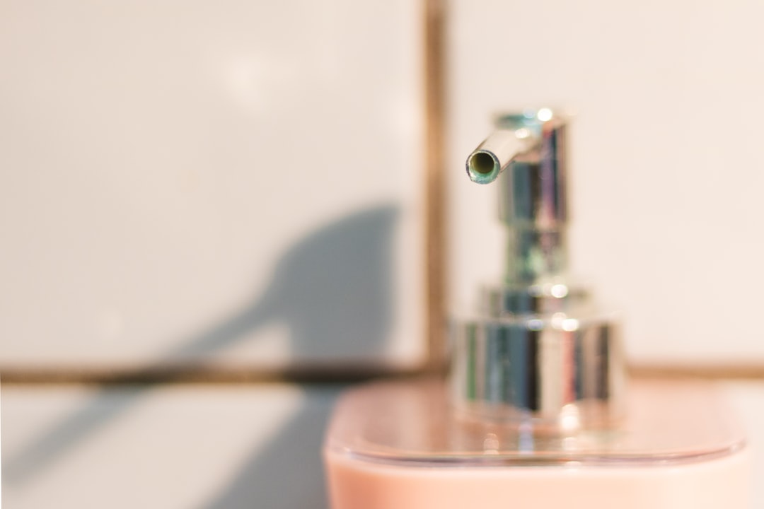 silver-and-black-e-juice-bottle-mogzn-kqj-u