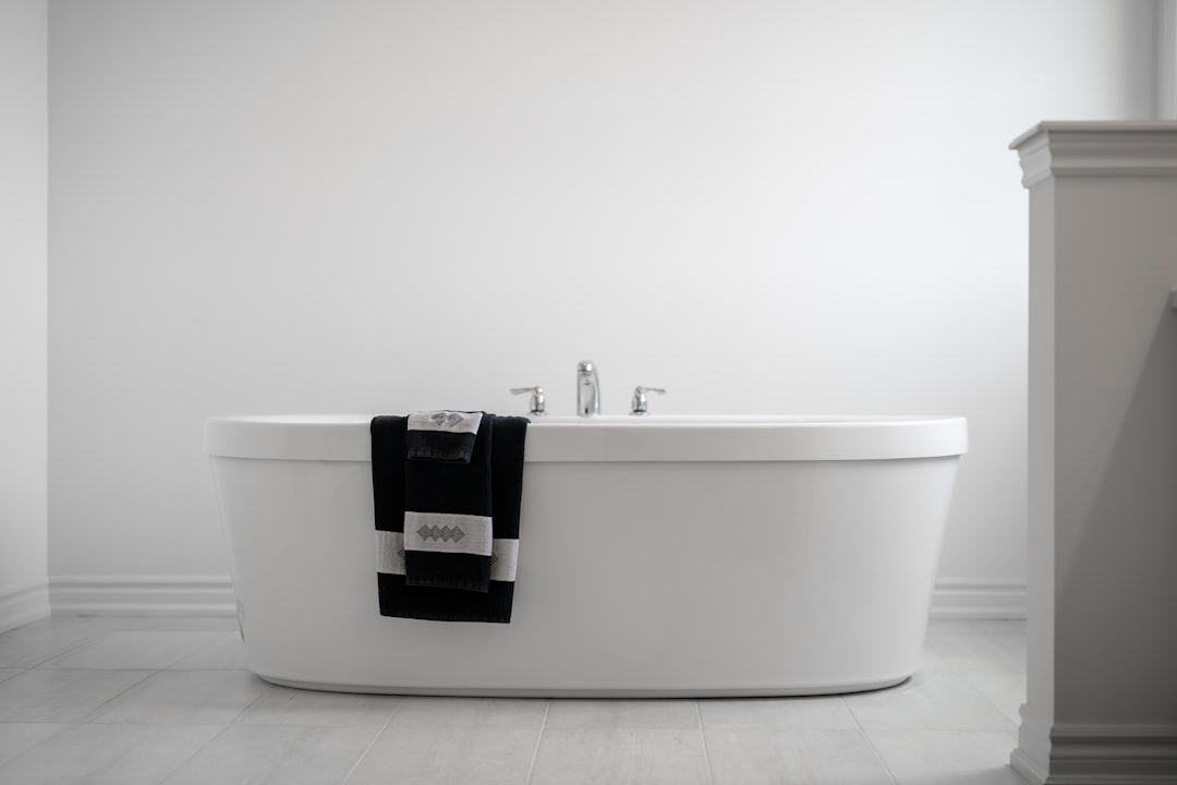 a-modern-bathtub-with-towels-draped-over-the-side-nderc229lpe